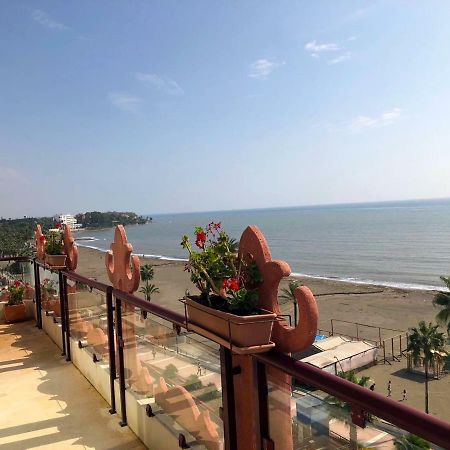 Atico-Duplex primera linea de playa en el centro de Estepona Exterior foto