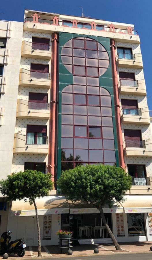 Atico-Duplex primera linea de playa en el centro de Estepona Exterior foto